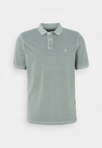 Polo vert clair à manches courtes, avec col, deux boutons et petit logo blanc M OP sur la poitrine gauche.