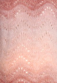 Tissu tricoté avec un dégradé allant du rose clair à la pêche, présentant un motif en dentelle avec des bords festonnés et de petits détails en ajouré sur toute la surface.