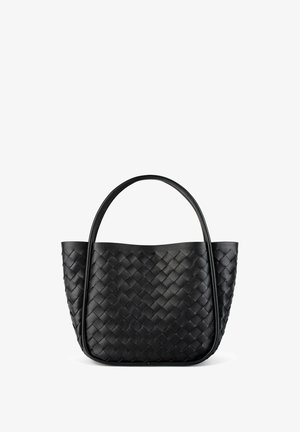 Sac cabas en cuir tressé noir avec une forme arrondie et des poignées doubles. Motif texturé sur l'ensemble, bord supérieur lisse et sans quincaillerie visible.