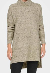 Strick-Tunikasweater in Hellbeige mit dunkleren Sprenkeln. Verfügt über einen hohen Kragen, lange Ärmel und seitliche Schlitze für eine entspannte Passform.
