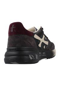 Dunkelgrauer und bordeauxroter Sneaker aus Wildleder und synthetischen Materialien. Verfügt über ein auffälliges weißes Logo, eine strukturierte Sohle und einen gepolsterten Kragen.