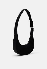 Borsa a spalla nera in nylon con una forma curvata, tracolla regolabile e chiusura con zip. Texture liscia, design minimalista e senza pattern visibili.