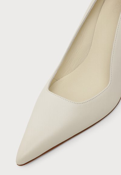 Chaussure blanche en cuir pour femme à bout pointu, texture lisse et doublure intérieure beige, vue de dessus.