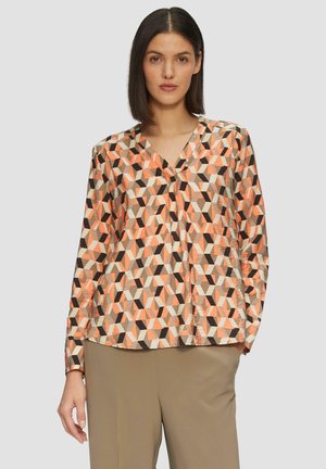 Langmouw geometrische blouse met een V-hals, voorzien van oranje, bruin en beige patronen. Lichtgewicht stof met een ontspannen pasvorm.