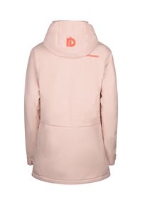 Lyserød udendørsjakke med hætte, der har et logo i orange, glat tekstur og en tætsiddende stil, synlige sømme og et taljebånd.