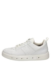 Weißer Sneaker mit einem glatten Lederoberteil, runder Zehenpartie, Schnürung, perforierten Details an den Seiten und einer dicken strukturierten Gummisohle.