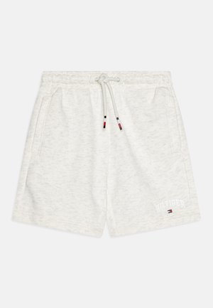 Lys grå bomullsshorts med snor i livet, to sidelommer og "HILFIGER"-logo brodert i hvitt på venstre bein.