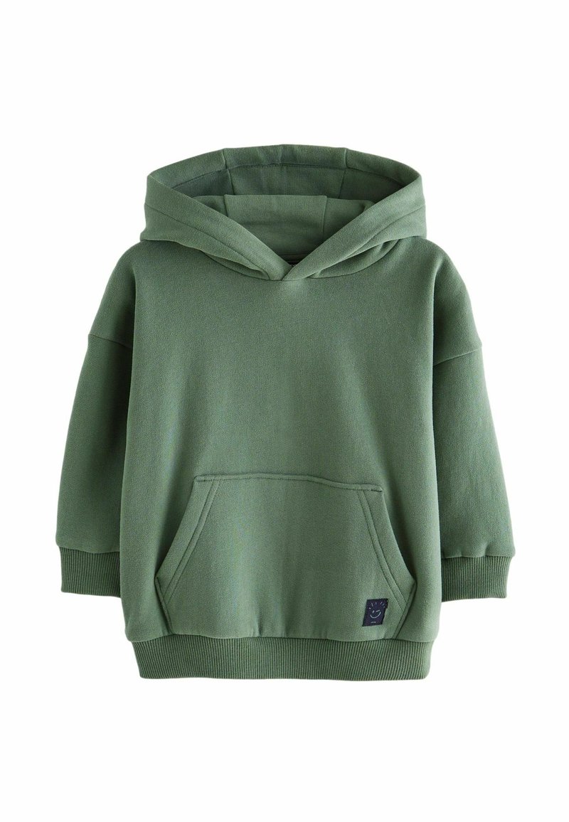 Sweat-shirt à capuche vert à manches longues avec poche kangourou à l'avant et petite étiquette carrée noire près de l'ourlet, poignets et bande inférieure côtelés.