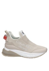 Béžové slip-on tenisky s síťovinovým svrškem, bílým logem "Calvin Klein Jeans", měkkým polstrováním a robustní, polo-průhlednou podrážkou. Červená poutka na patě.