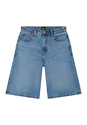 Világoskék farmer térd fölötti rövidnadrág elülső zsebekkel, övbújtatókkal, gombos és cipzáras záródással, a derékrészen Lee márkajelzéssel.