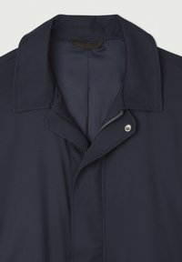 Abrigo de color azul marino con cuello, de textura suave, que presenta una cremallera oculta y un acento de tela marrón en el cuello.