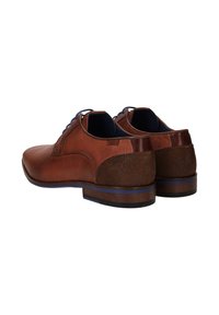 Bruine leren schoenen met een textuurafwerking, blauwe veters en een contrasterende donkere hak. Heeft gladde en iets verhoogde delen.