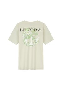 Crème-kleurig katoenen T-shirt met een groot groen grafisch ontwerp en de tekst "LIVE TO DAY" op de achterkant. Korte mouwen, comfortabele pasvorm.