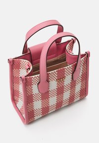 Piccola borsa con manici in finta pelle rosa e un motivo a quadri intrecciato in rosa e bianco. Accento con logo dorato nella parte anteriore.