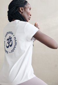 Yogasearcher NAMASTE - Triko s potiskem - white