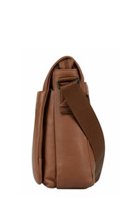 Sac messager en cuir marron avec une forme structurée, une large bandoulière réglable et une fermeture éclair supérieure. Texture lisse, détails minimaux.