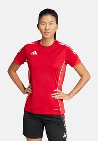 T-shirt sportivo rosso realizzato in tessuto traspirante, con strisce bianche sulle spalle, maniche corte e un design aderente.