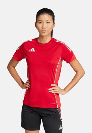 Rode sportieve t-shirt gemaakt van vochtafvoerend materiaal, met witte strepen op de schouders, korte mouwen en een slim fit ontwerp.