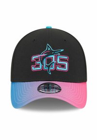 Casquette de baseball noire avec une visière dégradée allant du bleu au rose, ornée d'un marlin brodé et du chiffre "305" en bleu et rose sur le devant.