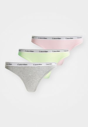 Trois paires de culottes string pour femmes : une grise, une rose et une vert clair, dotées d'une ceinture élastique à logo avec le texte "Calvin Klein".