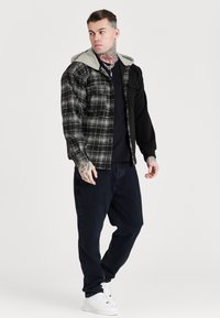 SIKSILK HALF & HALF CONTRAST HOODED SHIRT - Lehká bunda - black/grey