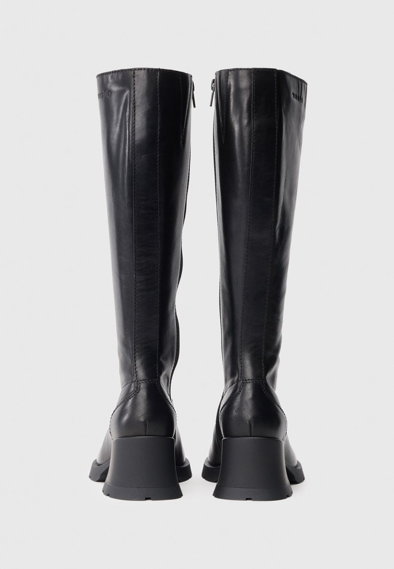 Knæhøje sorte læderstøvler med en glat tekstur, udstyret med en kraftig hæl og en sidelomme lynlås til lukning.
