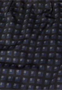 Vävt tyg med ett mörkblått och svart rutmönster. Texturen är slät med en lätt lyster, vilket skapar visuell djup.