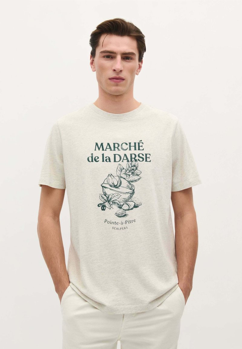 Grijze katoenen t-shirt met een groene grafische opdruk van "MARCHÉ de la DARSE" en een bloemenillustratie. Korte mouwen, ronde hals.