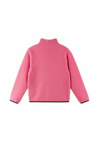 Różowy polarowy sweter z wysokim kołnierzem, z miękką, teksturowaną powierzchnią oraz kontrastowym czarnym wykończeniem na dolnym brzegu i rękawach.