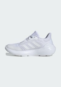 Chaussures de sport blanches avec une tige en mesh et des accents synthétiques, présentant trois bandes blanches, un bout rond et un col rembourré.