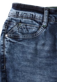 Jeans in denim con una lavatura blu scuro, caratterizzati da cuciture a contrasto, una tasca frontale e un piccolo accento verde sulla cucitura della tasca.
