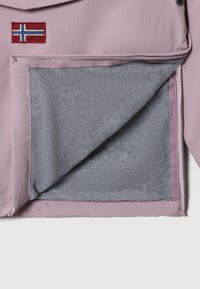Giacca in tessuto esterno rosa chiaro con interno foderato in morbido pile grigio, dotata di una toppa che mostra la bandiera norvegese sul davanti.