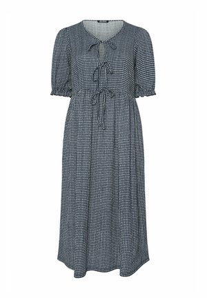 Zwart-wit geruite midi-jurk met korte pofmouwen, drie knoopsluitingen aan de voorkant en een geplooide taille.