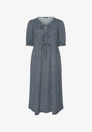 Zwart-wit geruite midi-jurk met korte pofmouwen, drie knoopsluitingen aan de voorkant en een geplooide taille.