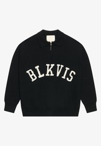 Schwarzer Strickpullover mit Reißverschlusskragen, der vorne mit weißer "BLKVIS"-Buchstaben beschriftet ist. Gerippte Bündchen und Saum. Strukturierte Stoffoberfläche.