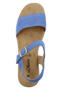 Blaue Wildleder-Sandale mit zwei breiten Riemen und einer Schnalle. Weiche, hellbraune Innensohle, leichte Außensohle und das Markenlogo auf der Fußbett sichtbar. Größe 38.