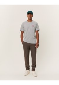 Les Deux GLOBE - T-shirt estampada - grey melange/magenta