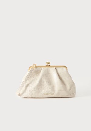 Cremefarvet clutch med krokodilleprægning, guldfarvet metalkant, kyslås, håndledsrem og Valentino-logo på forsiden.