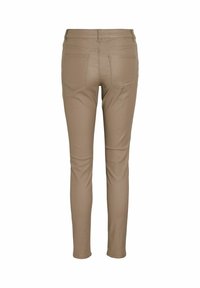Bež fitne hlače z gladko teksturo, ki imajo dva zadnja žepa in srednje visok pas. Oblikovanje vključuje čiste šive in brez okrasnih elementov.