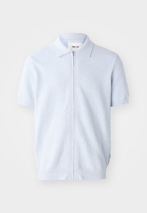 Polo shirt à manches courtes bleu clair, avec fermeture éclair et texture côtelée, doté d'un col classique et d'un ourlet droit.