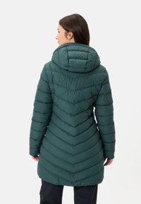 Zelená vypchatá bunda s priliehavým strihom, šípkovým prešívaním a kapucňou. Hladká, ľahká tkanina s elegantným siluetou.
