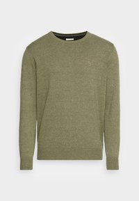 Maglione lavorato a maglia verde oliva con scollo rotondo, maniche lunghe, polsini e orlo a coste, e un piccolo logo sul petto.