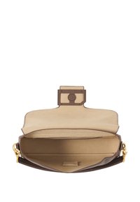 Brun lædertaske med beige ruskindinteriør. Låget har en firkantet lukning. Indeni er der et enkelt rum med en flad lomme. Guld hardware-detaljer.