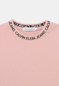 Calvin Klein Jeans EXCLUSIVE  INTARSIA LOGO UNISEX - T-shirt estampada - delicate rose