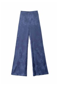 Pantalons larges en tissu bleu foncé avec un motif floral subtil. Texture lisse et taille haute, offrant une coupe confortable.