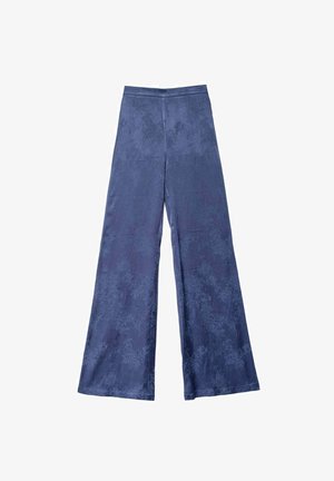 Pantalones de pierna ancha en tela azul oscuro con un sutil patrón floral. Textura suave y cintura alta, que ofrecen un ajuste relajado.