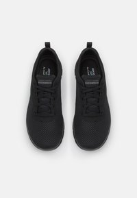 Pantofi sport negri din material mesh respirabil. Au vârf rotund, sistem de șireturi, guler căptușit și talpă texturată pentru aderență.