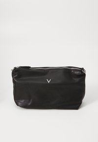 Svart läderpung med dragkedjeslutning, prydd med en silverlogotyp. Slät textur med rundad form, lämplig för små föremål.