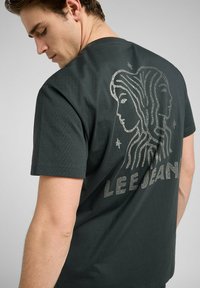 Lee SHORT SLEEVE GRAPHIC TEE - RELAXED FIT - T-shirt imprimé - washed black