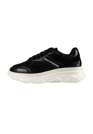 Sneaker nera con materiali in mesh e pelle, suola bianca spessa, punta arrotondata e logo "CPH STUDIOS" sul lato.